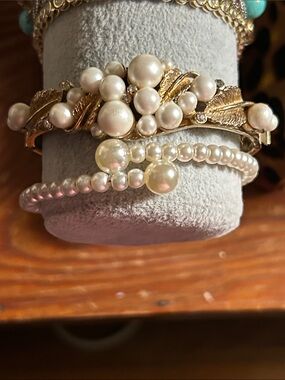 Pearl and Gold Leaf Vintage Bracelet Set - Classic White Pearls